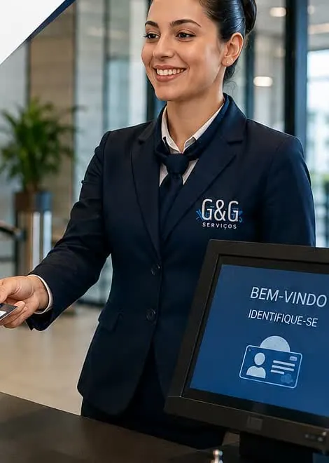 Recepcionista de uniforme azul marinho G&G atendendo na portaria, ao lado da tela de identificação